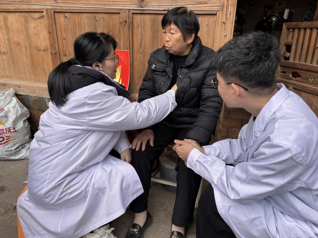 漳州卫生职业学院“红医暖乡,福润新春”社会实践团:土楼纳福承新韵,红医送暖践初心