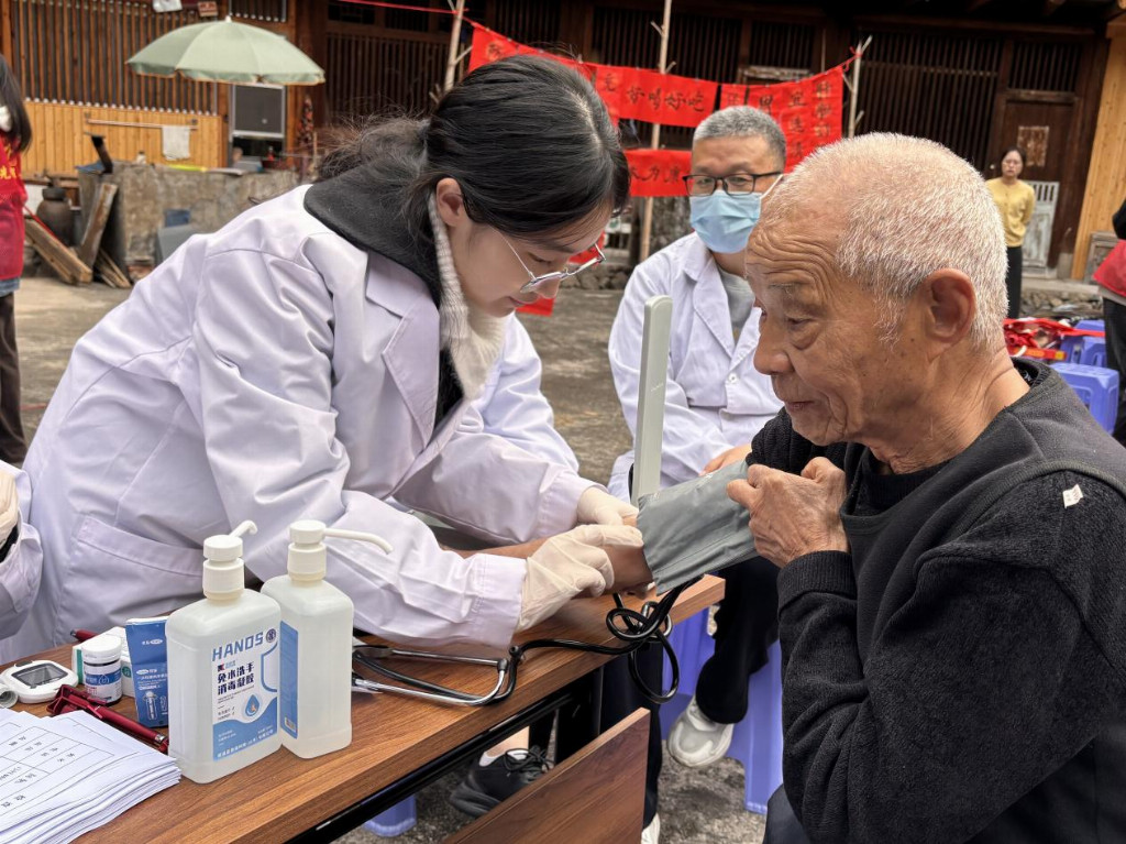 漳州卫生职业学院“红医暖乡,福润新春”社会实践团:土楼纳福承新韵,红医送暖践初心
