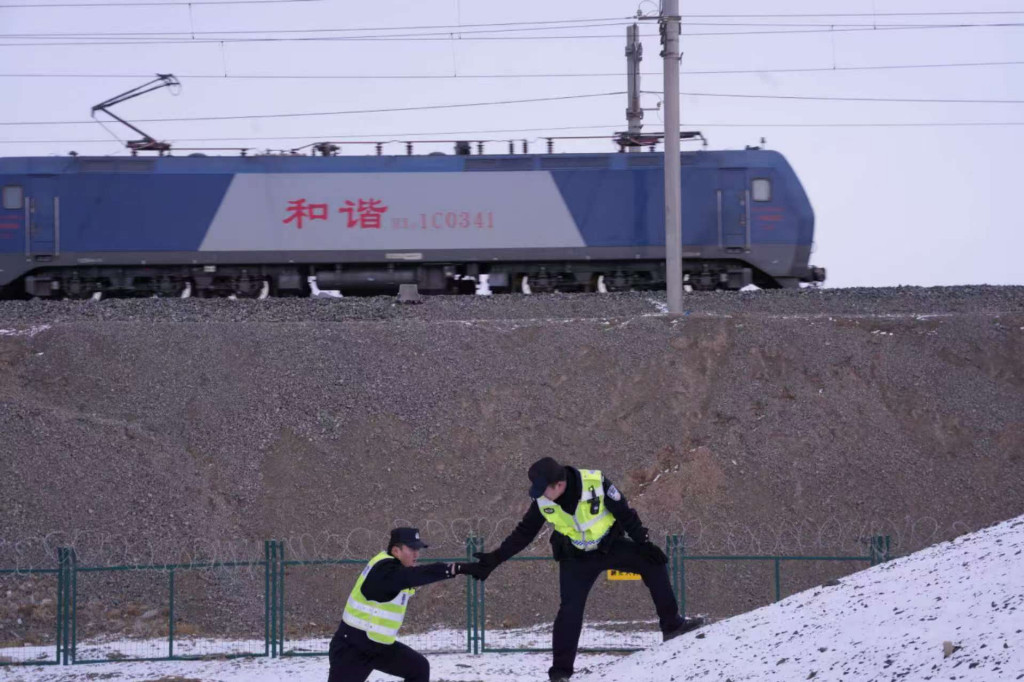 顶风冒雪守防线 忠诚护航春运路——柳园站派出所全力开展线路巡查工作