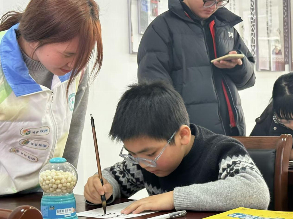 南通大学杏林学院姜海之星实践团开展“墨香润童心，青春传经典”主题实践活动