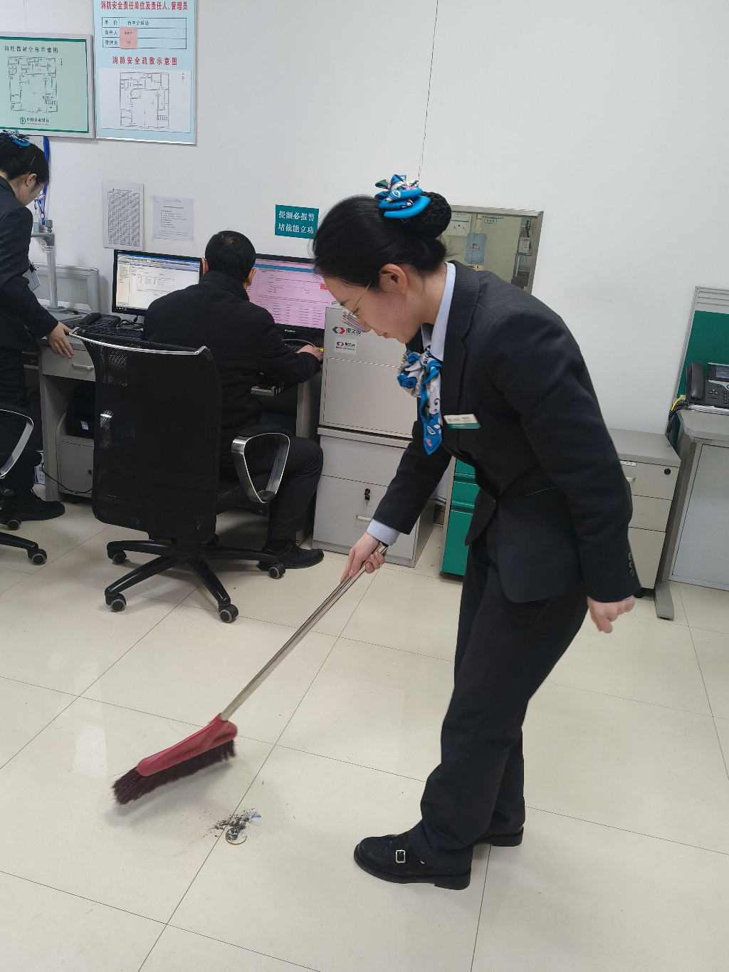 安丘市中农行班后集体大扫除纪实