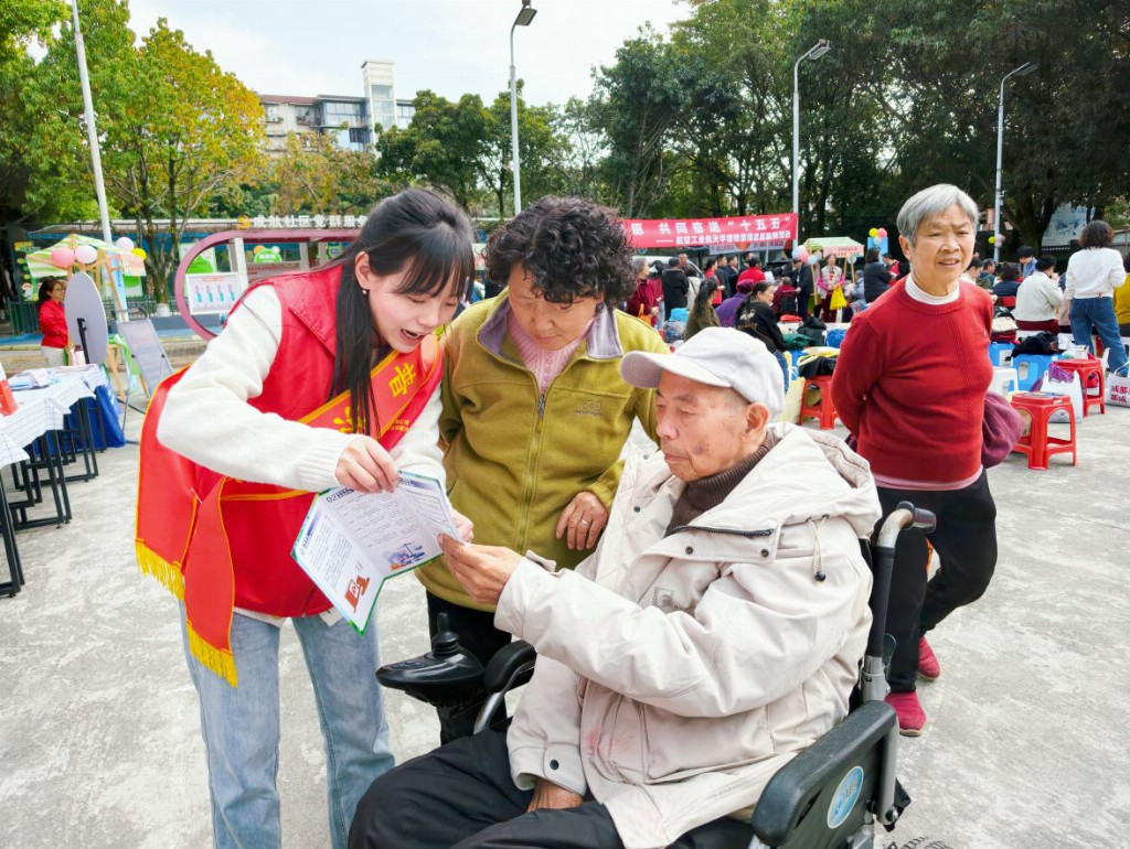 法治“投”出趣,志愿“连”民心!这场学雷锋游园会“玩”出新高度