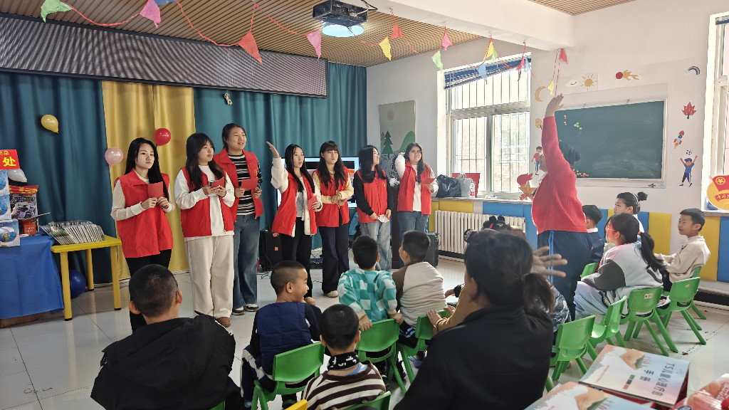 民主法治践于行 青衿护童共成长  ——吉林师范大学开展“新时代大学生民主法治社区行”实践活动