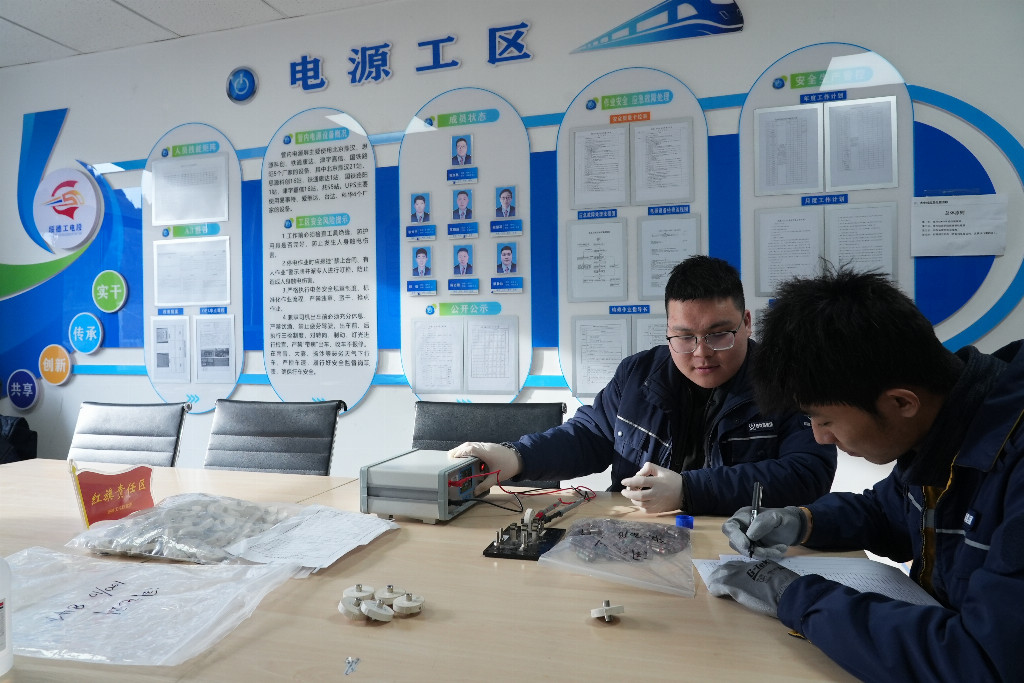 方寸之间护通途 ——陕北高原三月的电务检修侧记