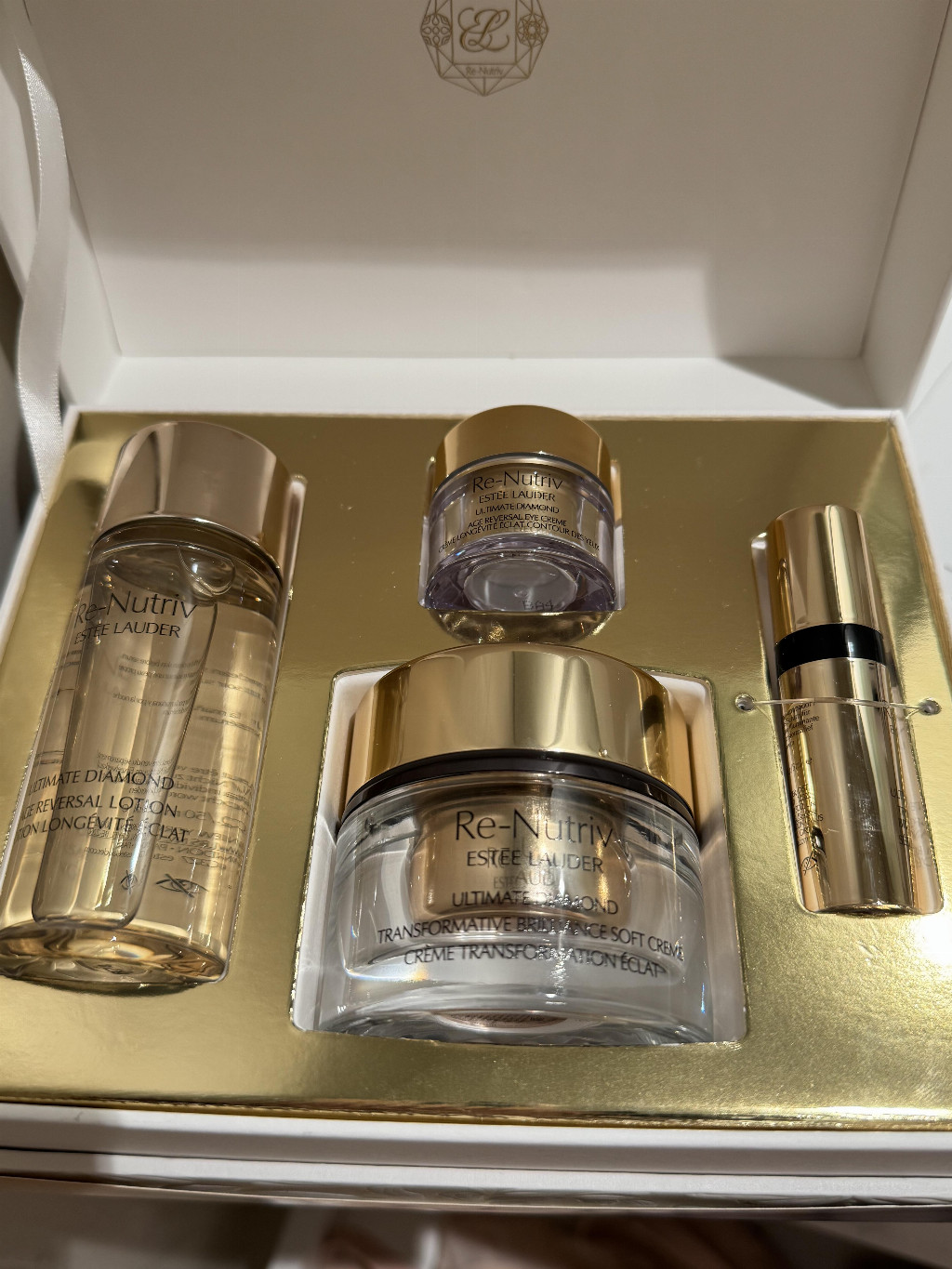 有没有好心人能告诉我这套是什么我老公的朋友送的护肤套装，用着特别好用，想给我妈妈买一套，顺便想看价格好回礼 我识图是雅诗兰黛黑松露啥的，但是京东看跟什么白金逆龄也很像，还有黑钻 我分不清这些啥是啥…只用过muji的乳液啥的便宜货 #雅诗兰黛[话题]#.jpg