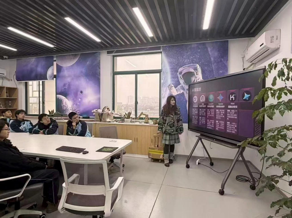 山东大学机械工程学院“AI创想家”科普团队开展AI思维启迪宣讲活动