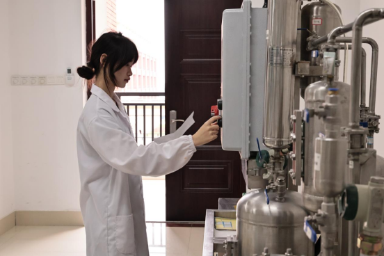 让“仙草”价值翻倍!广西工职院韦璐璐攻克新鲜石斛提纯难题(图1) image.png