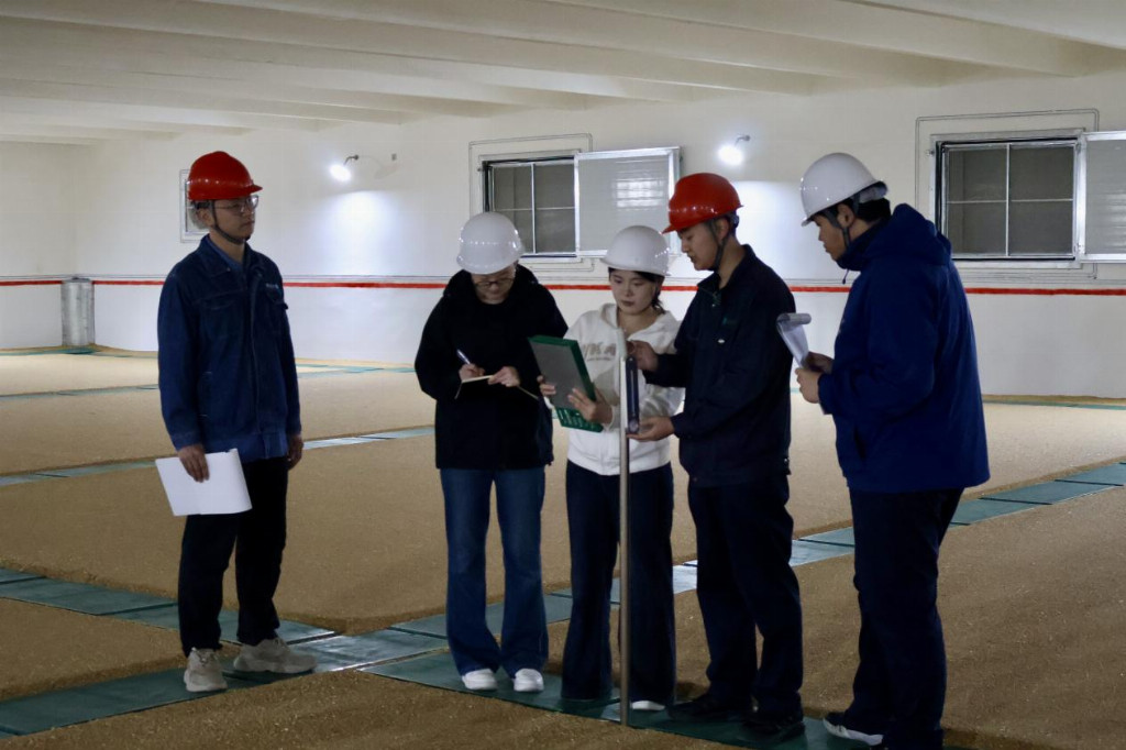 山东商务职业学院藏粮于技团队赴烟台百谷粮仓聚焦虫卵监测进行技