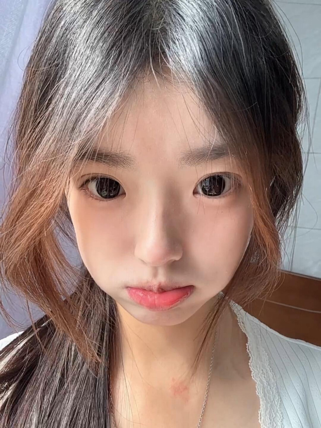 是只涂素颜霜就好看的年纪好多人问我的底妆教程 我来安利给大家 我平常就用素颜霜当做底妆很自然的提亮 也不会假白 完全没粉感 上学(1).jpg