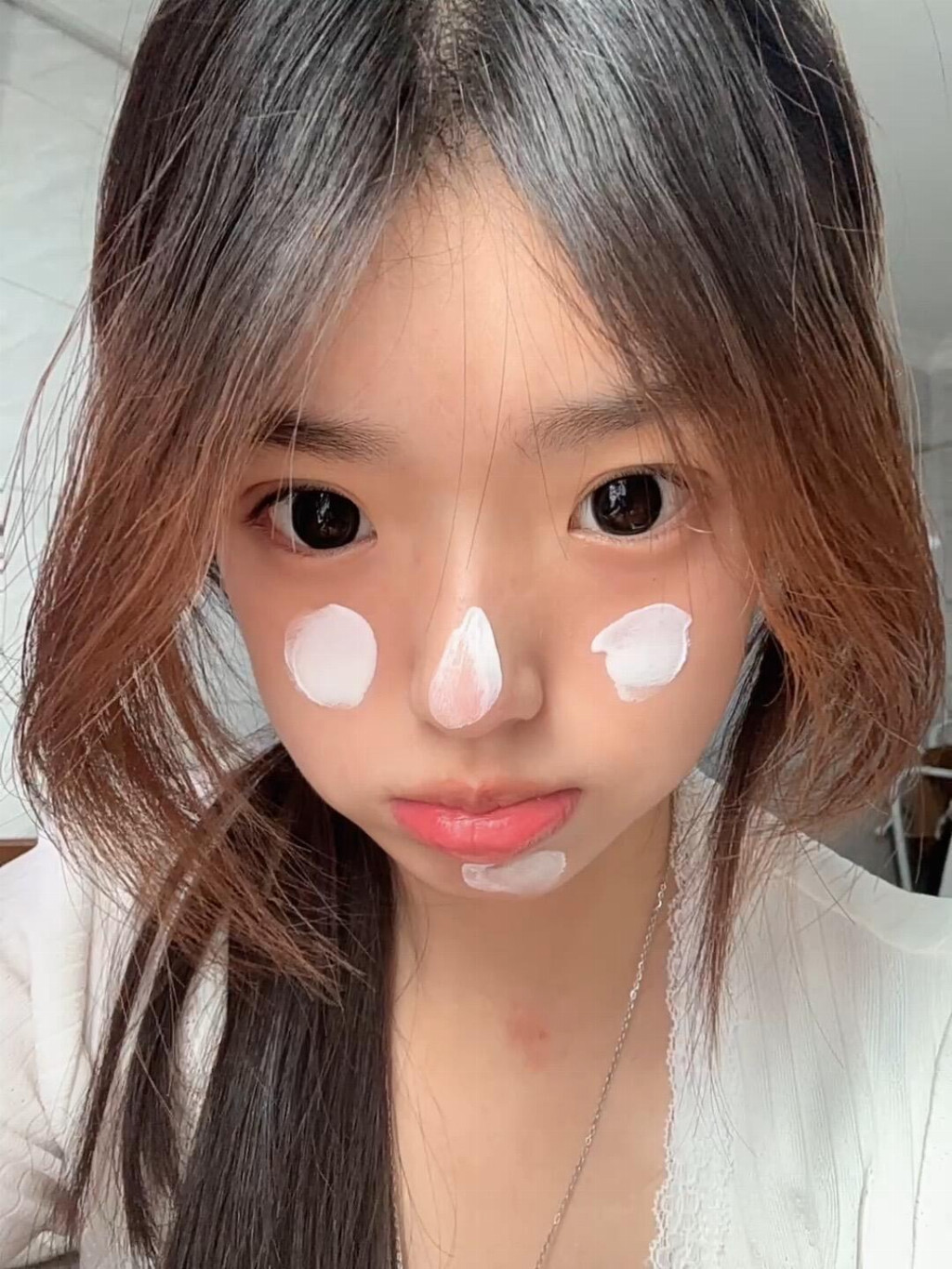 是只涂素颜霜就好看的年纪好多人问我的底妆教程 我来安利给大家 我平常就用素颜霜当做底妆很自然的提亮 也不会假白 完全没粉感 上学.jpg