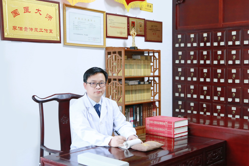 陈氏中医第五代传承人—记中医主任医师陈文学