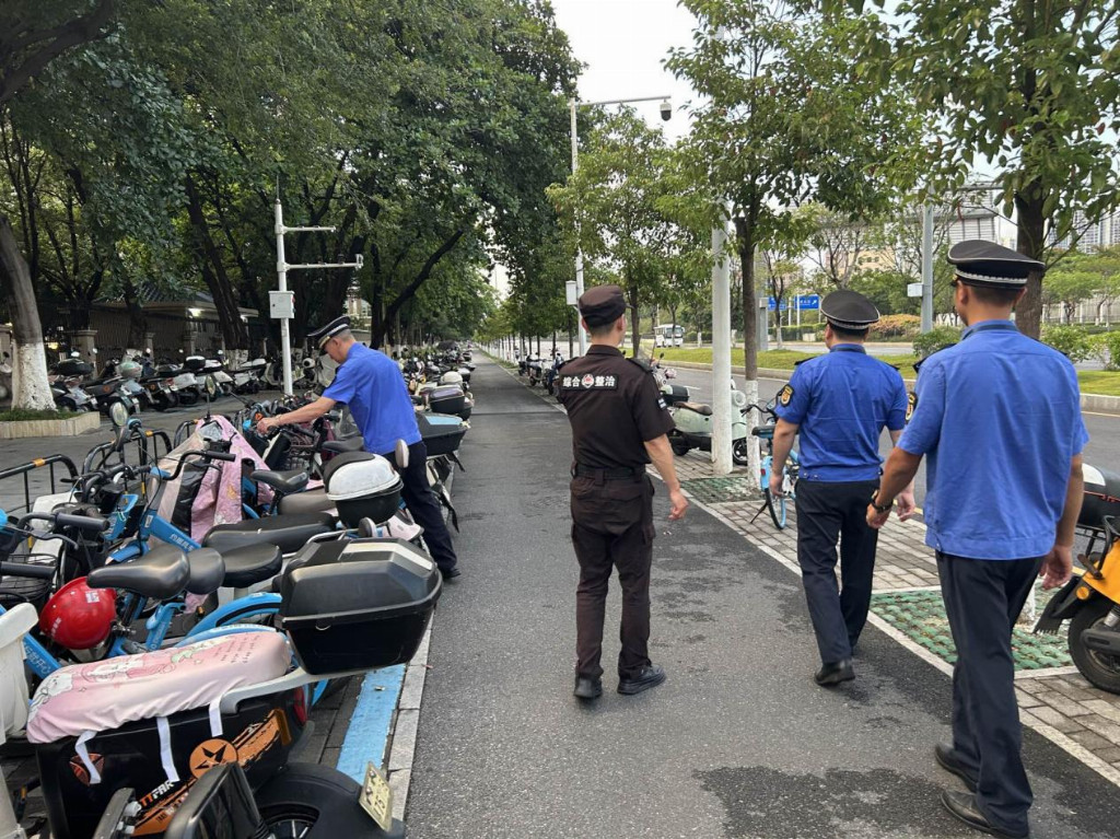 松岗整治共享单车乱停 畅通市民出行路