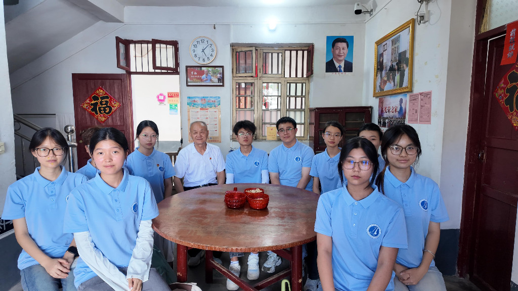 小屋藏初心 青年赴长征 ——经管学子走访潭头村感悟振兴答卷(图2)