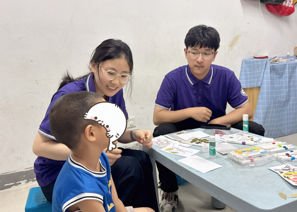 绘盛夏，触世界 ——扬州大学广陵学院实践团开展孤独症儿童红色手绘明信片特色课堂