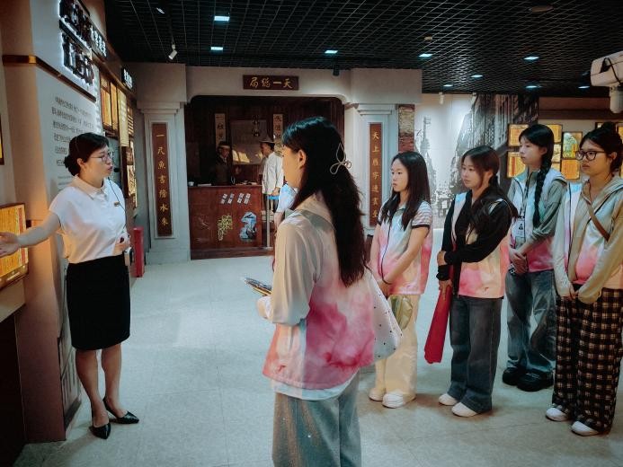 译路寻侨批,双语传闽韵——闽南理工学院学子赴福州开展暑期 “三下乡”社会实践活动