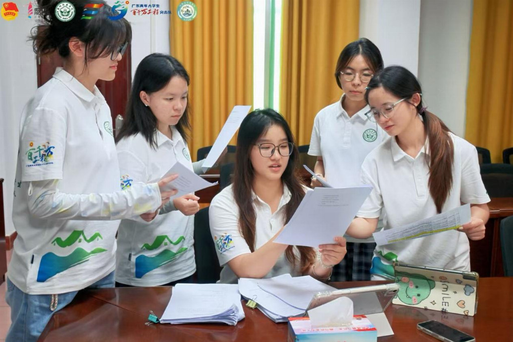 青年踏遍油茶山，一线调研谋振兴 ——广州新华学院“岭韵治行”突击队深入云岩镇开展油茶产业实地调研