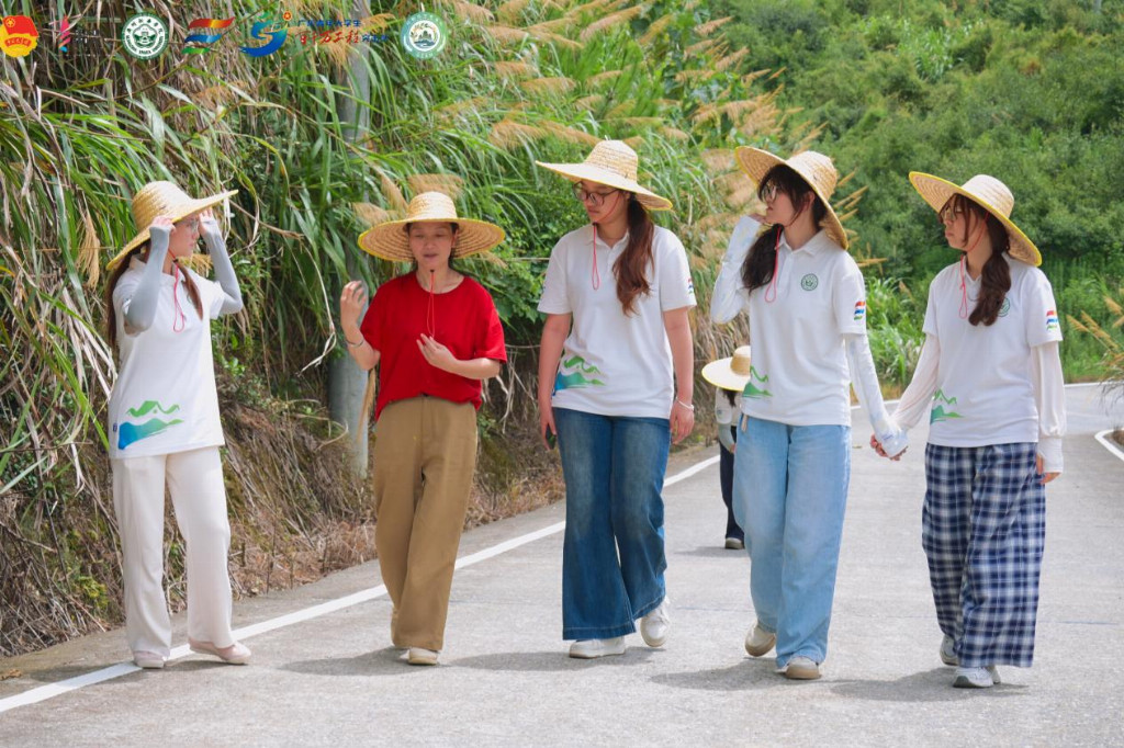 青年踏遍油茶山，一线调研谋振兴 ——广州新华学院“岭韵治行”突击队深入云岩镇开展油茶产业实地调研