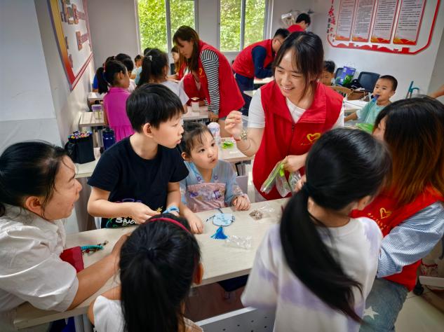 青伴润童心 药香进城乡——陕西工商职业学院“青盾护航”实践团开展中医药文化公益小课堂(图3)