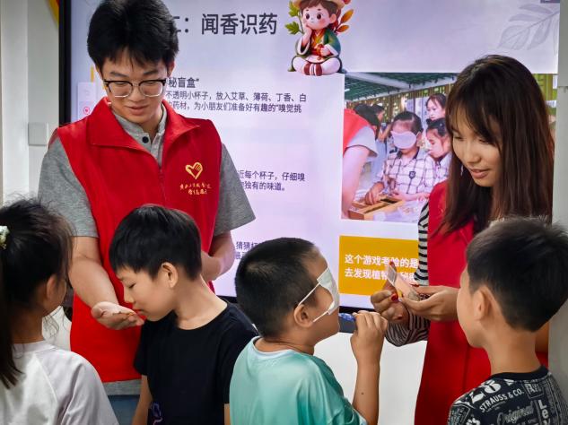 青伴润童心 药香进城乡——陕西工商职业学院“青盾护航”实践团开展中医药文化公益小课堂(图2)