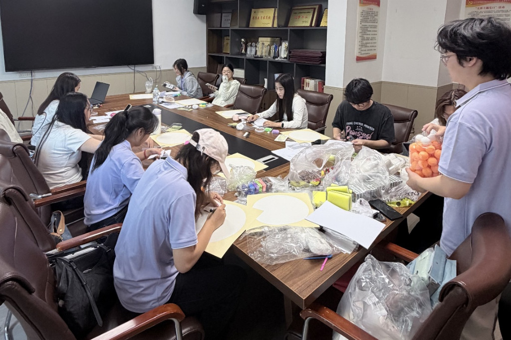 关爱特殊群体，守护青春花开 河南医药大学携手倍舒特向新乡特校捐赠卫生用品(图3)