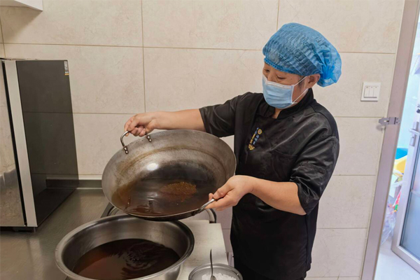 方寸食堂盛满清凉  一餐一饭皆是温情——河北建工集团省四建七分公司工会升级食堂服务筑牢职工夏日保障