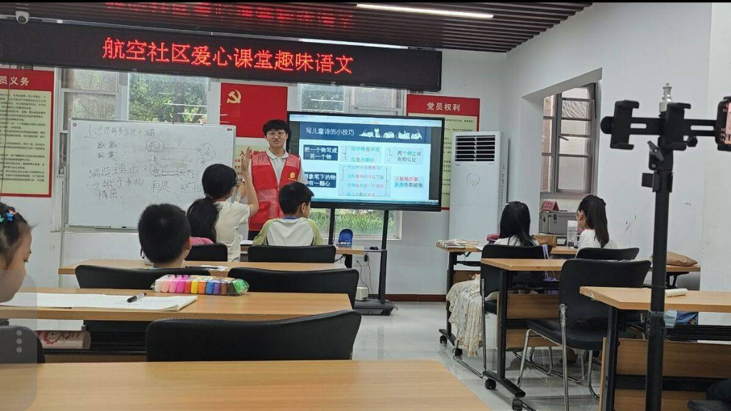 武汉东湖学院智创逐光志愿服务队开设趣味语文课堂，带领青少年邂逅诗歌之美(图2)