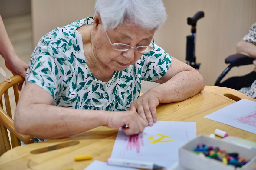 弦歌润桑榆 青年传薪火 安师大学子以美育温暖银发群体(图4)