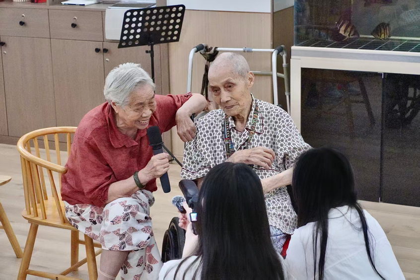 弦歌润桑榆 青年传薪火 安师大学子以美育温暖银发群体(图3)