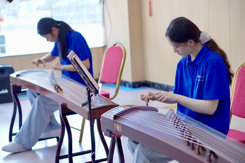弦歌润桑榆 青年传薪火 安师大学子以美育温暖银发群体