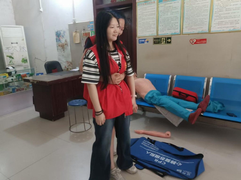 精诚书院“救”在身边实践队出征：把急救课搬到田间地头，让青春在实践中闪光