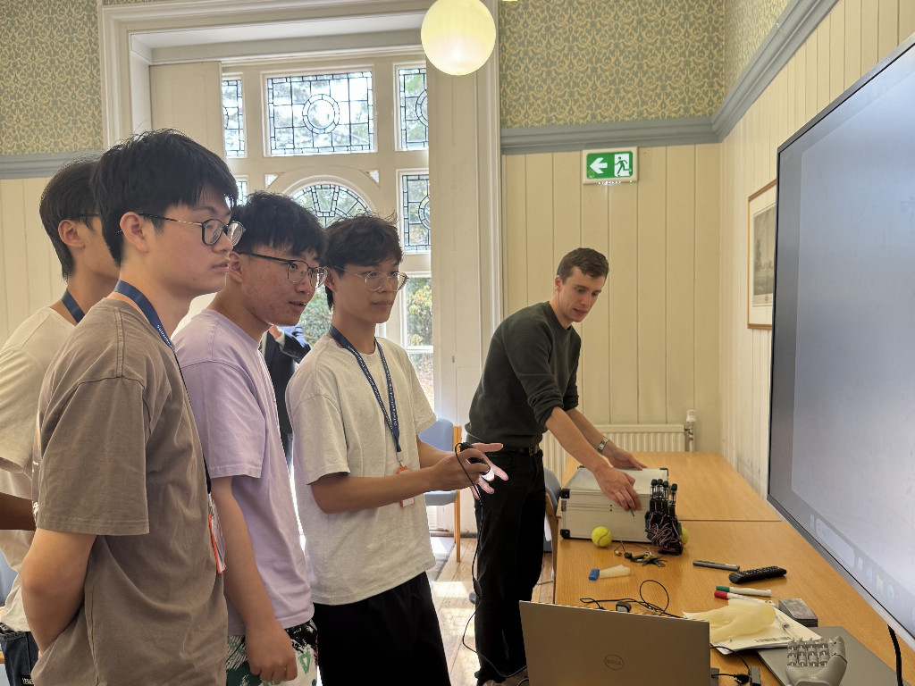 剑桥课堂探新知，康桥人文启研思——“智海研途”实践队开展海外科研启蒙调研
