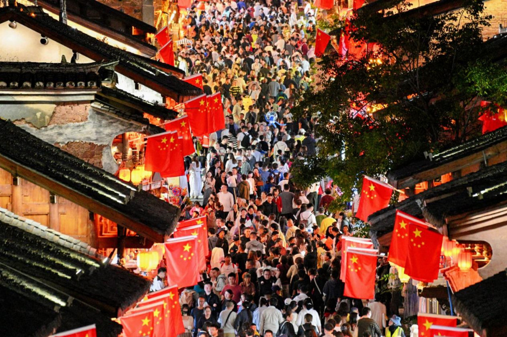 西昌建昌古城国庆系列活动燃动全城，超75万游客共赴“红旗下的家国之约”