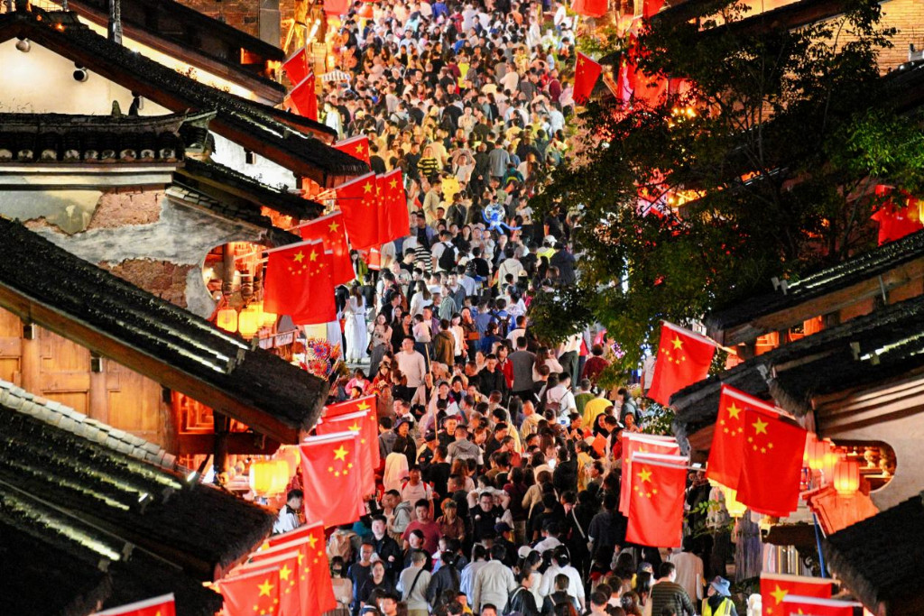 西昌建昌古城国庆系列活动燃动全城，超75万游客共赴“红旗下的家国之约”