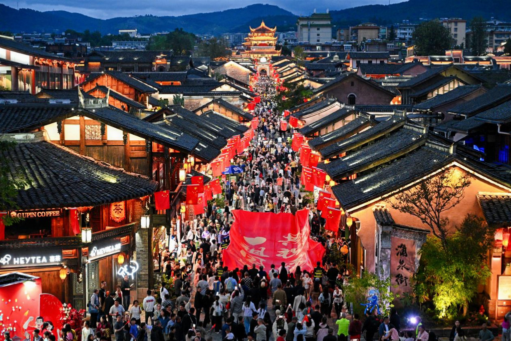 西昌建昌古城国庆系列活动燃动全城，超75万游客共赴“红旗下的家国之约”