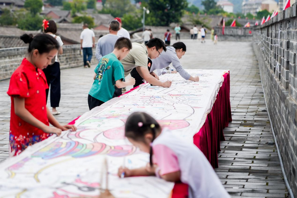 西昌建昌古城国庆系列活动燃动全城，超75万游客共赴“红旗下的家国之约”