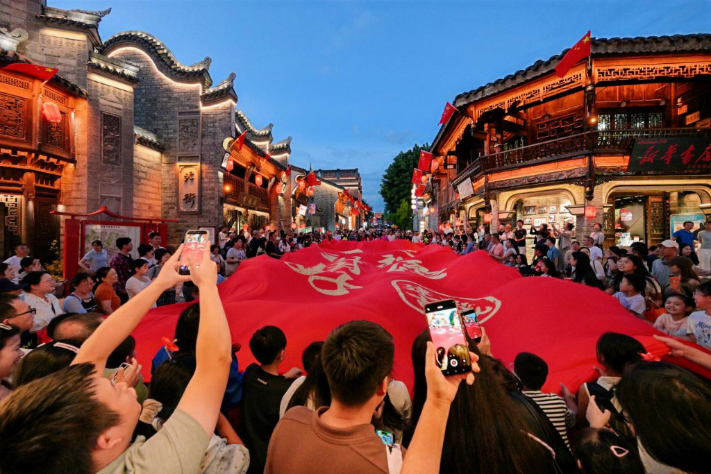 西昌建昌古城国庆系列活动燃动全城，超75万游客共赴“红旗下的家国之约”