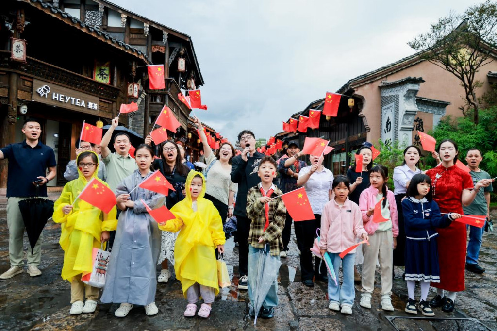 西昌建昌古城国庆系列活动燃动全城，超75万游客共赴“红旗下的家国之约”